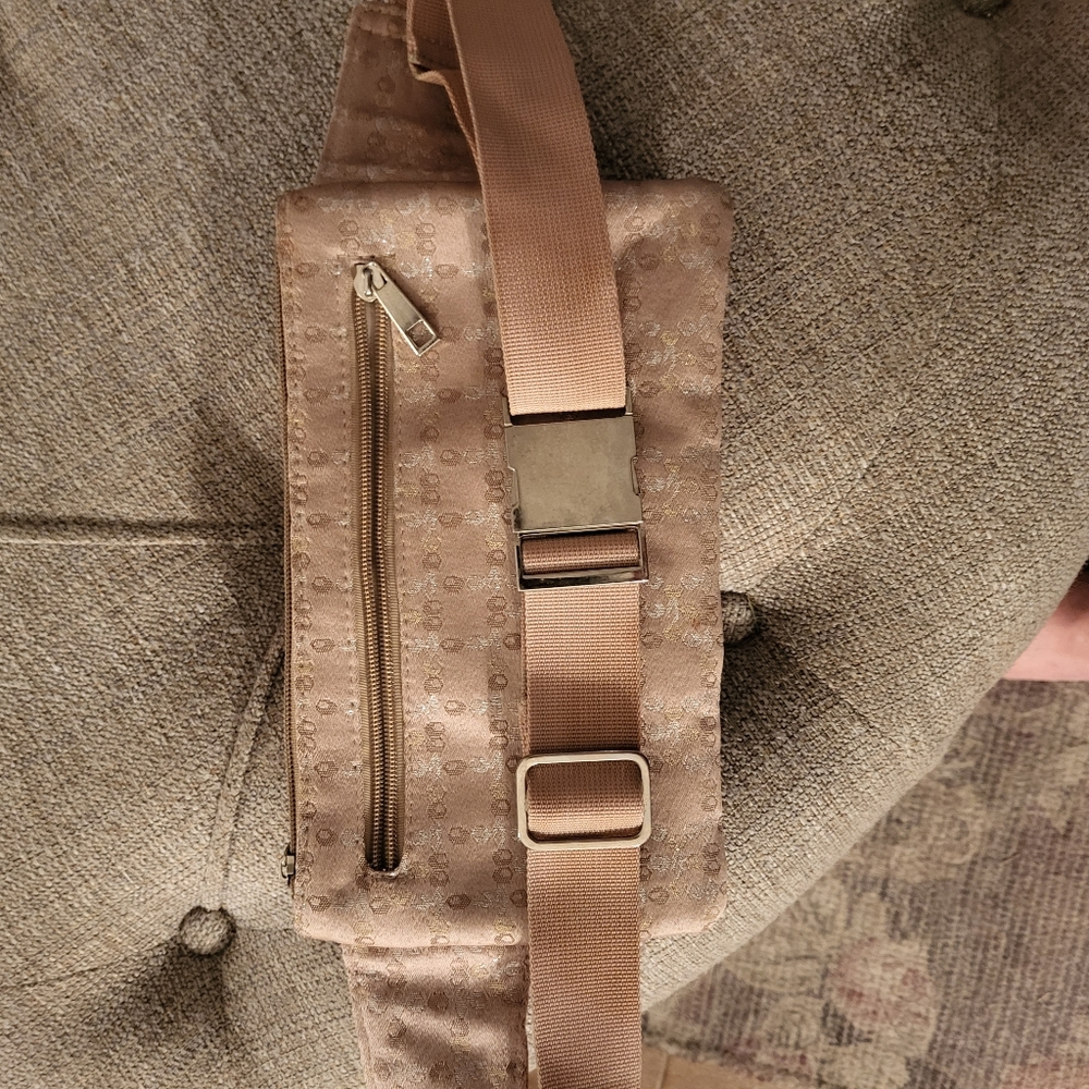 Fashionable tan fanny pack. - Picture 3 of 9